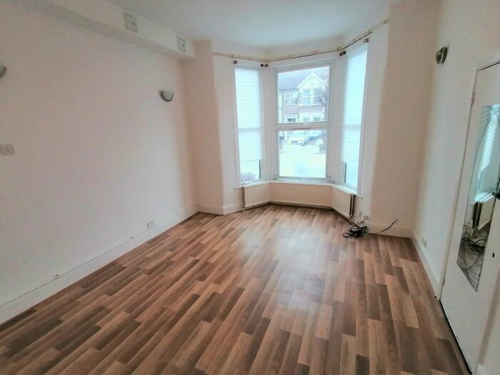 1 Bedroom Flat To Rent In Seymour Gardens, Ilford, IG1