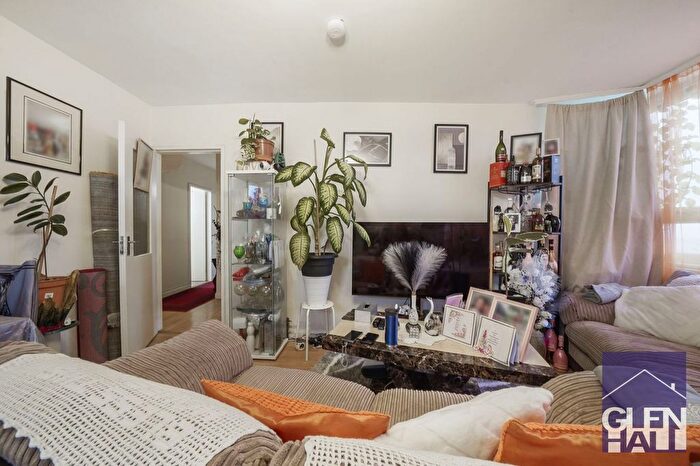 2 Bedroom Flat For Sale In Highview Gardens, Swinson House, N11