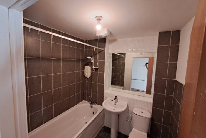 2 Bedroom Flat To Rent In /, Burgh Hall Street, G11