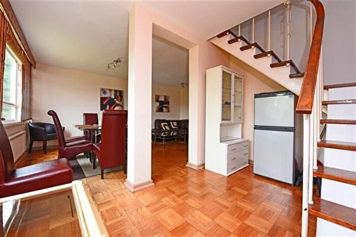 3 Bedroom Terraced House To Rent In Garden Royal, Putney, SW15