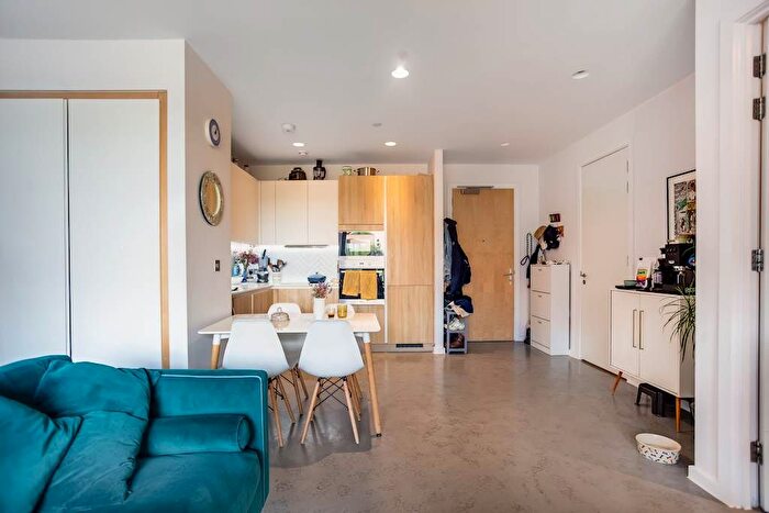 1 Bedroom Flat To Rent In Helmsley Street, London, E8