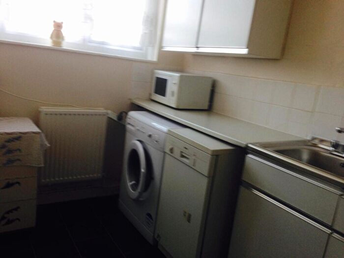 5 Bedroom Flat To Rent In Marston House, Redhill, RH1