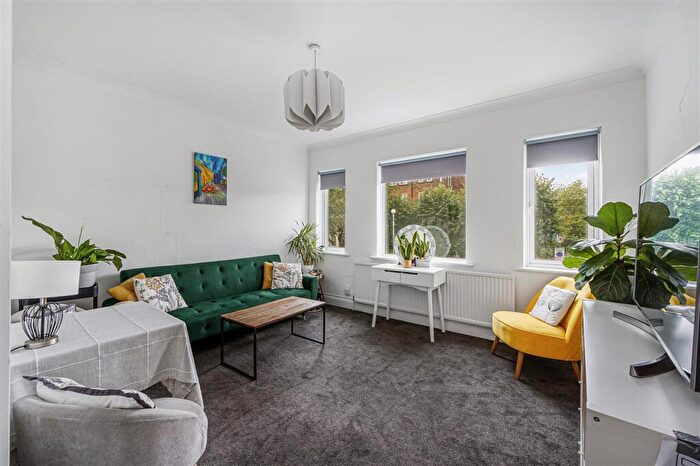 2 Bedroom Maisonette To Rent In North End Road, Golders Green, NW11