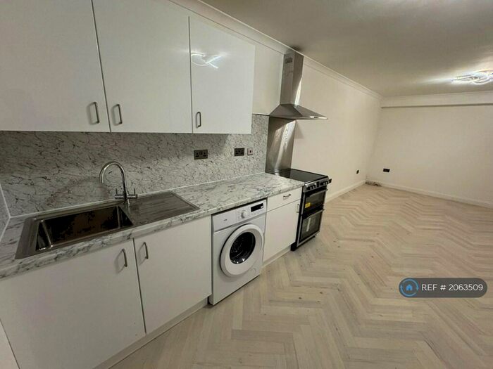 Studio To Rent In Jefferson Close, Ilford, IG2