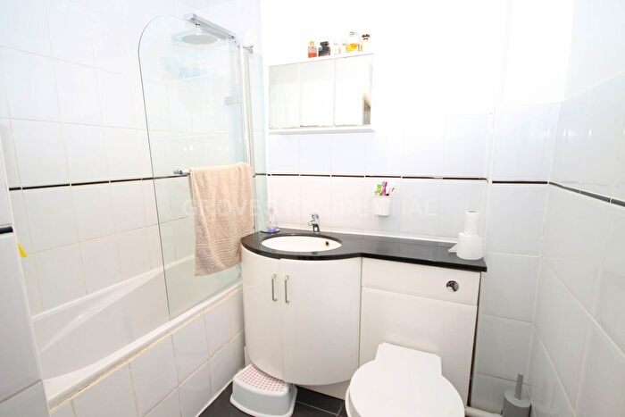 1 Bedroom Flat To Rent In Sycamore Grove, New Malden, KT3