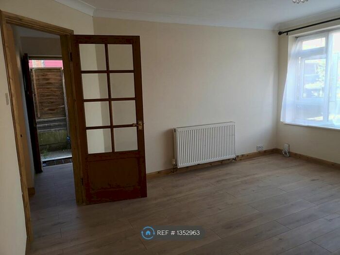 1 Bedroom Maisonette To Rent In Fairlawn Close, London, N14
