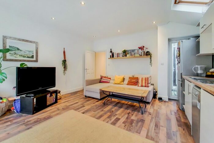 2 Bedroom Flat To Rent In Dagnan Road, London, SW12
