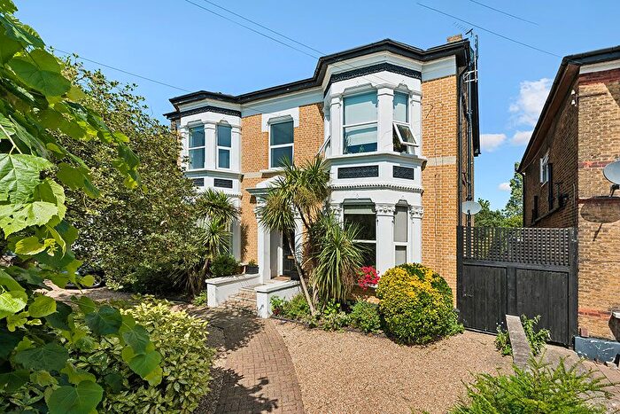 2 Bedroom Flat For Sale In Hainault Road, Leytonstone, E11