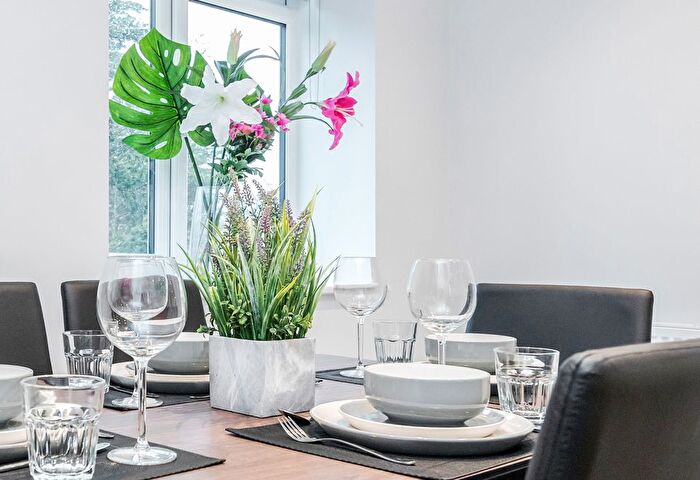 2 Bedroom Flat To Rent In The Grove, Isleworth, Greater London, TW7