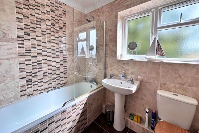 2 Bedroom Flat To Rent In Arundel Way, Highcliffe, Dorset., BH23