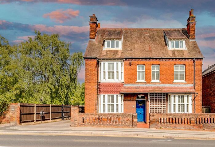 6 Bedroom Detached House To Rent In Fishponds Road, Hitchin, SG5