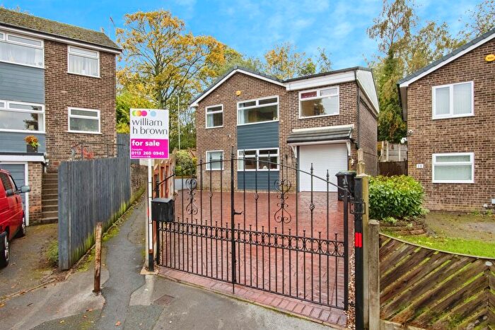 4 Bedroom Detached House For Sale In Baronsway, Leeds, LS15