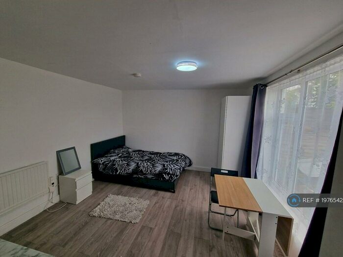 Studio To Rent In Barfields, Loughton, IG10