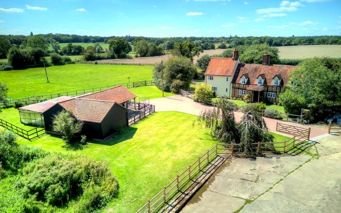 4 Bedroom Detached House For Sale In Doddinghurst Road, Pilgrims Hatch, CM15