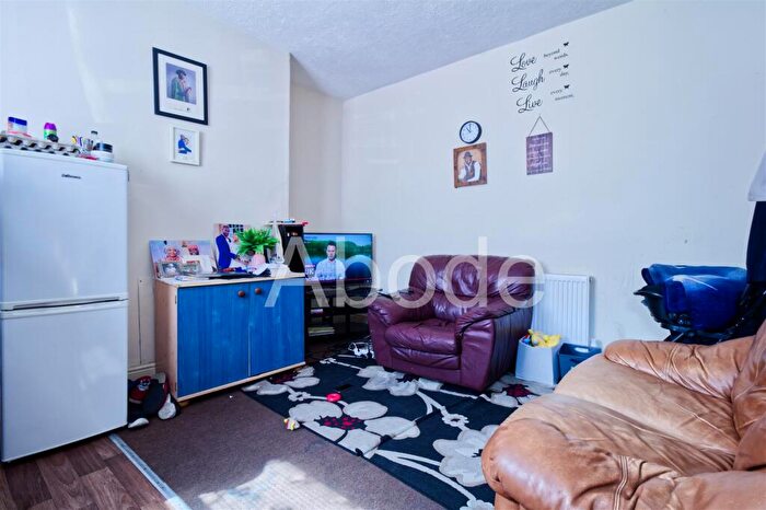 2 Bedroom House To Rent In Autumn Grove, Hyde Park, Leeds, LS6