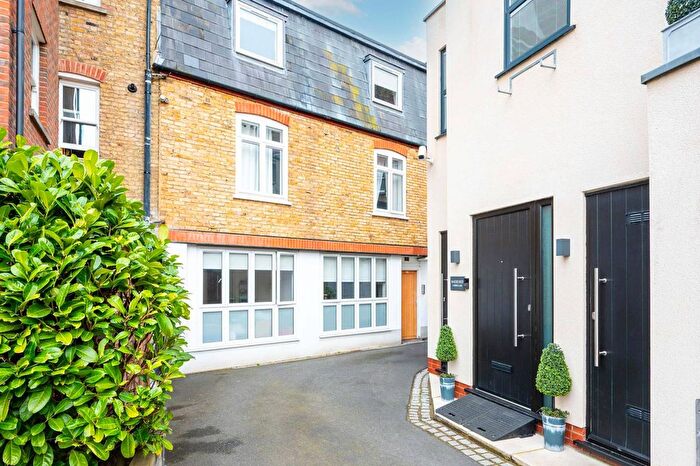 1 Bedroom Flat For Sale In Bridle Lane, St Margarets, Twickenham, TW1