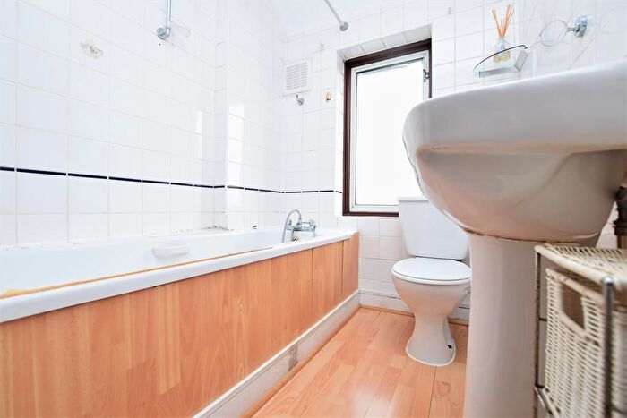 2 Bedroom End Of Terrace House To Rent In Wren Road, Dagenham, RM9