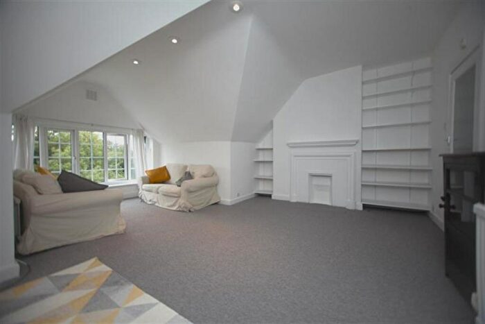 2 Bedroom Flat To Rent In Woodlands, Golders Green, NW11