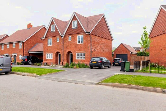 3 Bedroom Semi-Detached House To Rent In Webber Street, Horley, Surrey, RH6