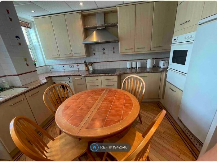 3 Bedroom Flat To Rent In Marine Drive, Brighton, BN2