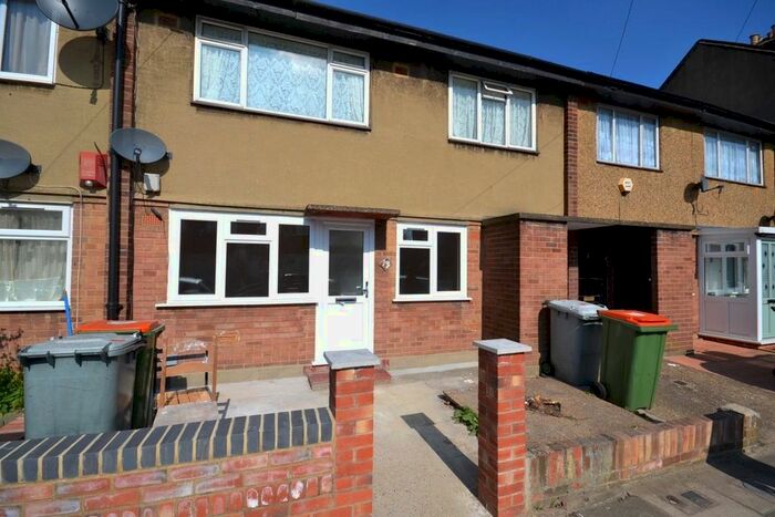 2 Bedroom Flat To Rent In Maryland Square, Stratford, London, E15