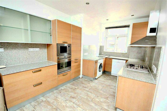 3 Bedroom Flat To Rent In Melrose Avenue, Willesden Green, London, NW2