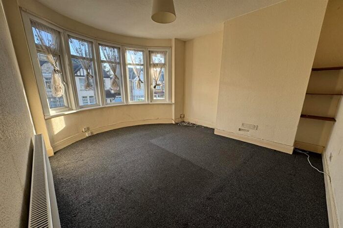 2 Bedroom Flat To Rent In Bournemouth Park Road, Southend On Sea, SS2
