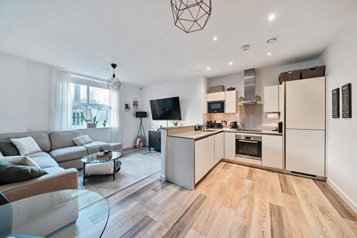 2 Bedroom Flat For Sale In Great North Road, Hatfield, AL9