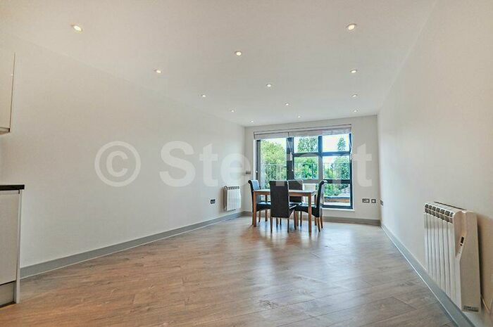 3 Bedroom Apartment To Rent In Mile End Road, London, E1