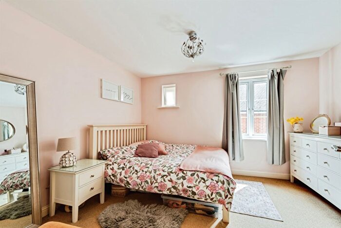 2 Bedroom Flat For Sale In Harvest Grove, Witney, OX28