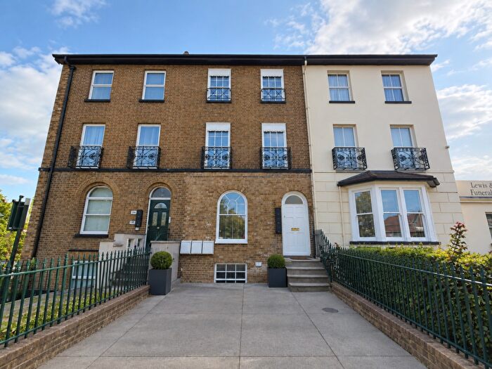 2 Bedroom Flat To Rent In Darnley Road, Gravesend, Kent, DA11