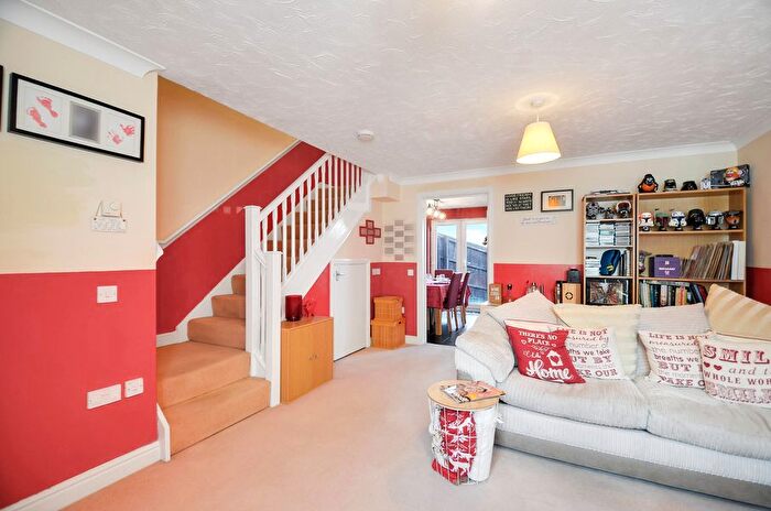 2 Bedroom Semi Detached House For Sale In Primrose Close, Luton, LU3