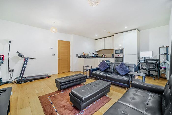 1 Bedroom Flat For Sale In Halyards Court, Brentford, TW8