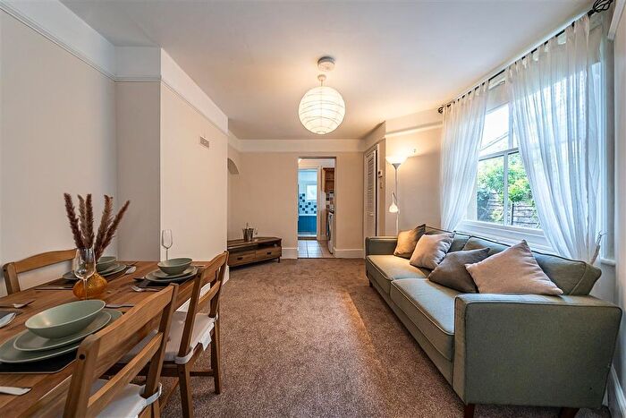 2 Bedroom Flat To Rent In Brightwell Crescent, London, SW17
