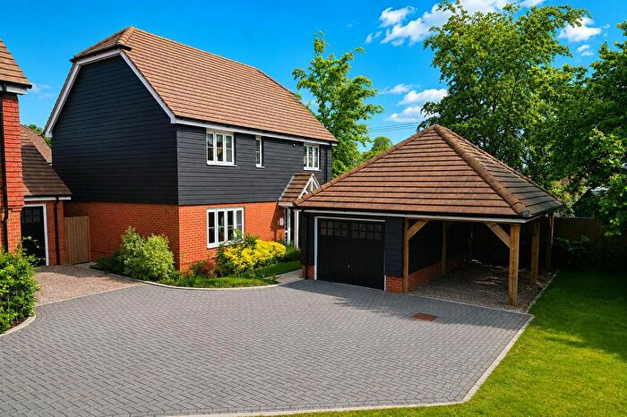 4 Bedroom Detached House For Sale In Fuggle Hop Close, Tongham, Surrey, GU10