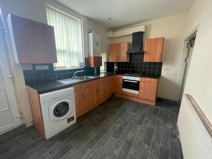 3 Bedroom Terraced House To Rent In Woodhall Avenue, Bradford, BD3