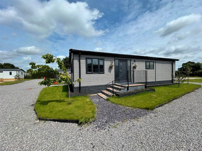 2 Bedroom Mobile/park Home For Sale In Feoffee Lane, Pocklington, York, YO42