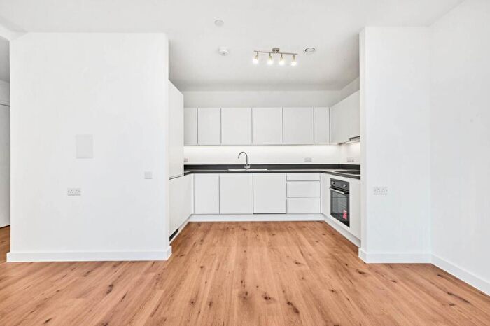 2 Bedroom Flat To Rent In New Road, Dagenham, RM9