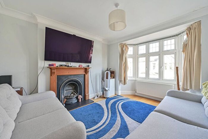 1 Bedroom Flat To Rent In Gore Road, Raynes Park, London, SW20