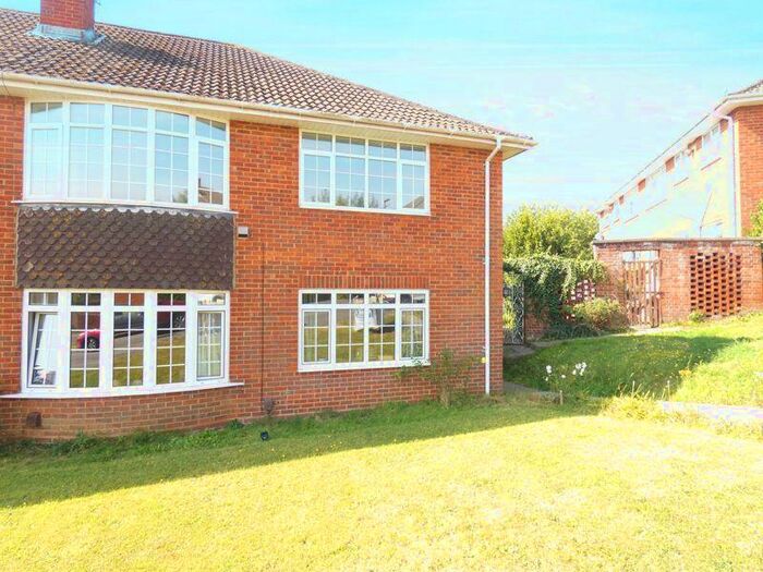 2 Bedroom Flat To Rent In Kings Field, Bursledon, Southampton, SO31