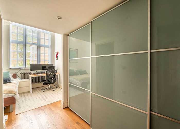 3 Bedroom Flat To Rent In Kingsway Square, Battersea Park, London, SW11