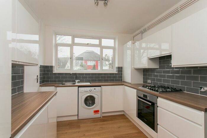 4 Bedroom Flat To Rent In Woodfield Avenue, London, SW16