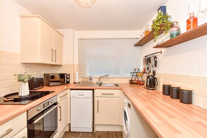 2 Bedroom Flat For Sale In London Road, Horndean, Waterlooville, Hampshire, PO8