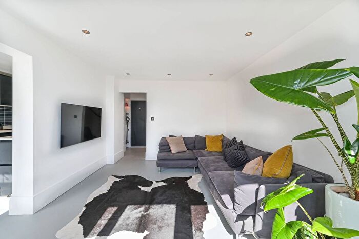 2 Bedroom Flat For Sale In Lingham Street, Stockwell, London, SW9