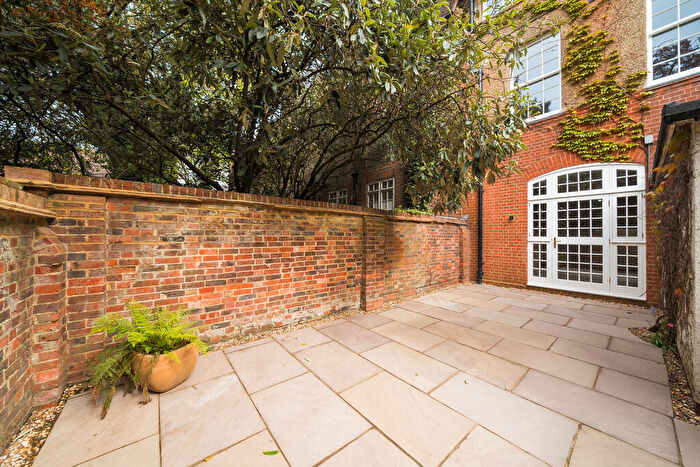 2 Bedroom Apartment To Rent In South Street, Farnham, GU9