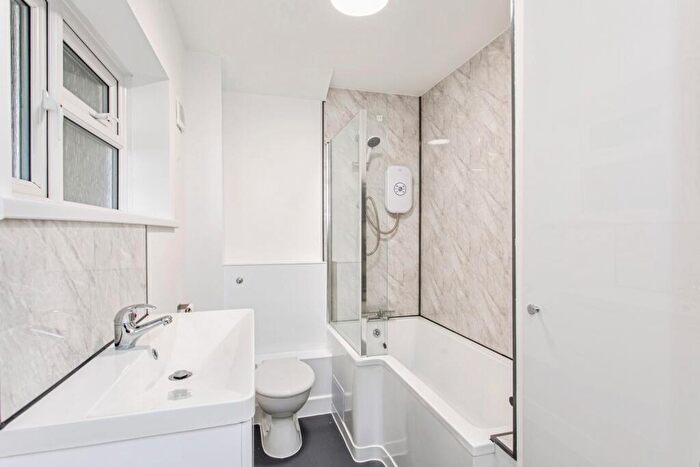 2 Bedroom Flat For Sale In West Road, Shoeburyness, Southend-on-Sea, Essex, SS3