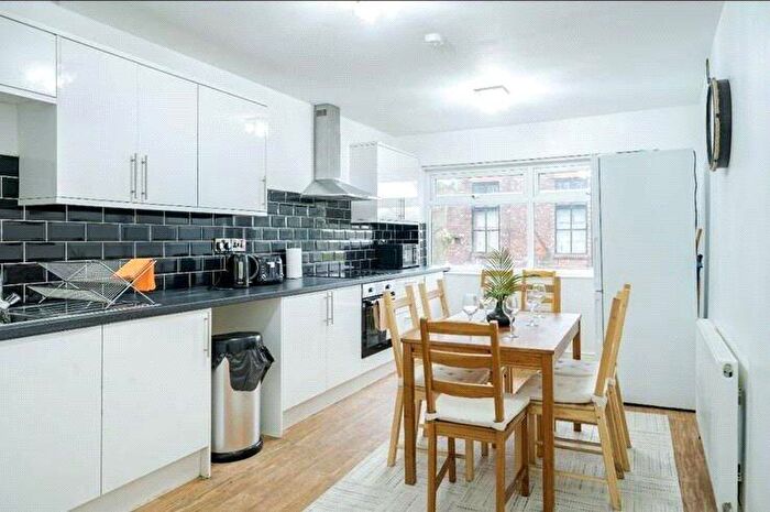 3 Bedroom Flat To Rent In Wilmslow Road, M14