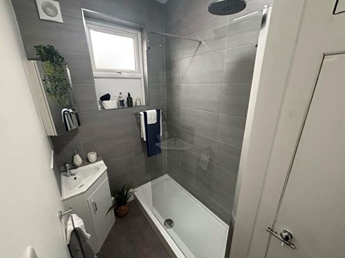 1 Bedroom Flat To Rent In Brentwood Grove, Armley, Leeds, LS12