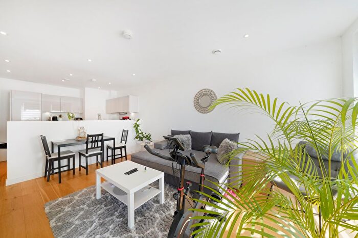 2 Bedroom Flat To Rent In Holman Drive, Southall, UB2