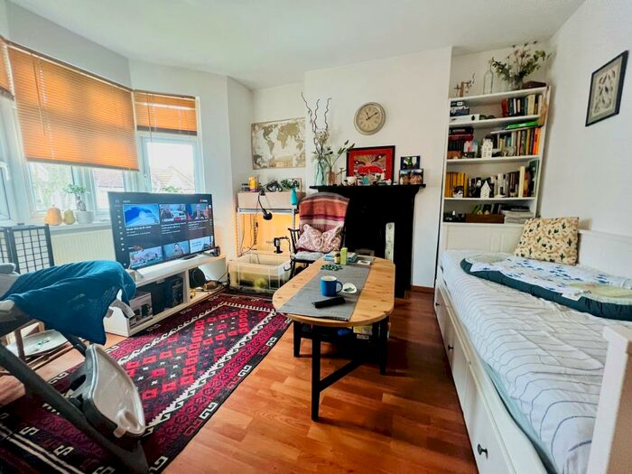 1 Bedroom Flat To Rent In Princes Avenue, Palmers Green, N13